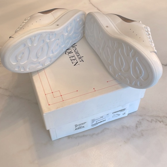 NEW Alexander McQueen Oversized Sneaker (Women)
 
WHITE Size 8US - Picture 6 of 6